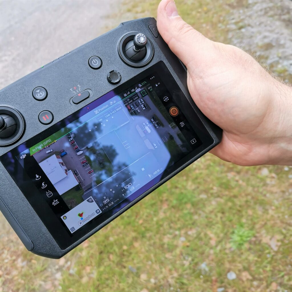 kuvituskuva dronen näyttö