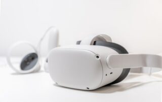 Oculus Quest 2 valkoisella pöydällä