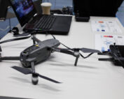 Drone pöydällä.