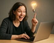 Henkilö istumassa pöydän ääressä kannettavan tietokoneen edessä. Henkilö osoittaa ylöspäin sormella, ja sormen yläpuolella leijuu hehkuva hehkulamppu, joka symboloi ideaa tai oivallusta. Tausta on yksinkertainen ja neutraali. Kuva on luotu tekoälyllä.