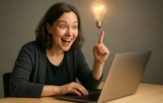 Henkilö istumassa pöydän ääressä kannettavan tietokoneen edessä. Henkilö osoittaa ylöspäin sormella, ja sormen yläpuolella leijuu hehkuva hehkulamppu, joka symboloi ideaa tai oivallusta. Tausta on yksinkertainen ja neutraali. Kuva on luotu tekoälyllä.