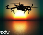 Drone lentää veden yllä auringonlaskussa, Tredu-logo alakulmassa.